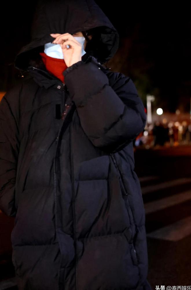 现身春晚彩排网友：今年一定不早睡J9九游会春晚惊喜来了！王菲疑似(图5)