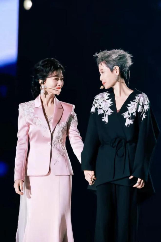 现身春晚彩排网友：今年一定不早睡J9九游会春晚惊喜来了！王菲疑似(图7)