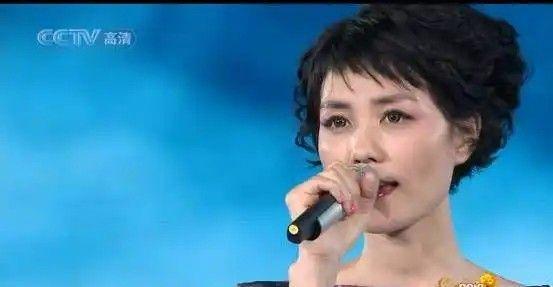 现身春晚彩排网友：今年一定不早睡J9九游会春晚惊喜来了！王菲疑似(图10)